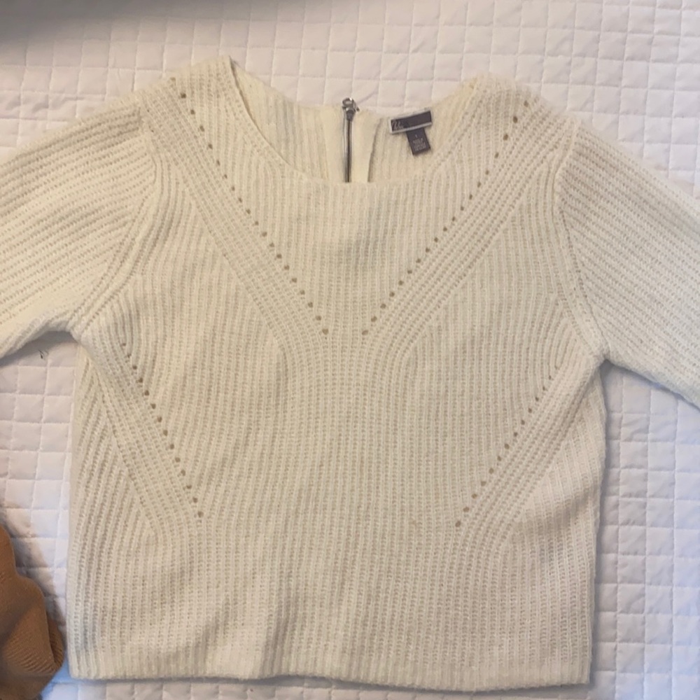 White/cream sweater-y top
